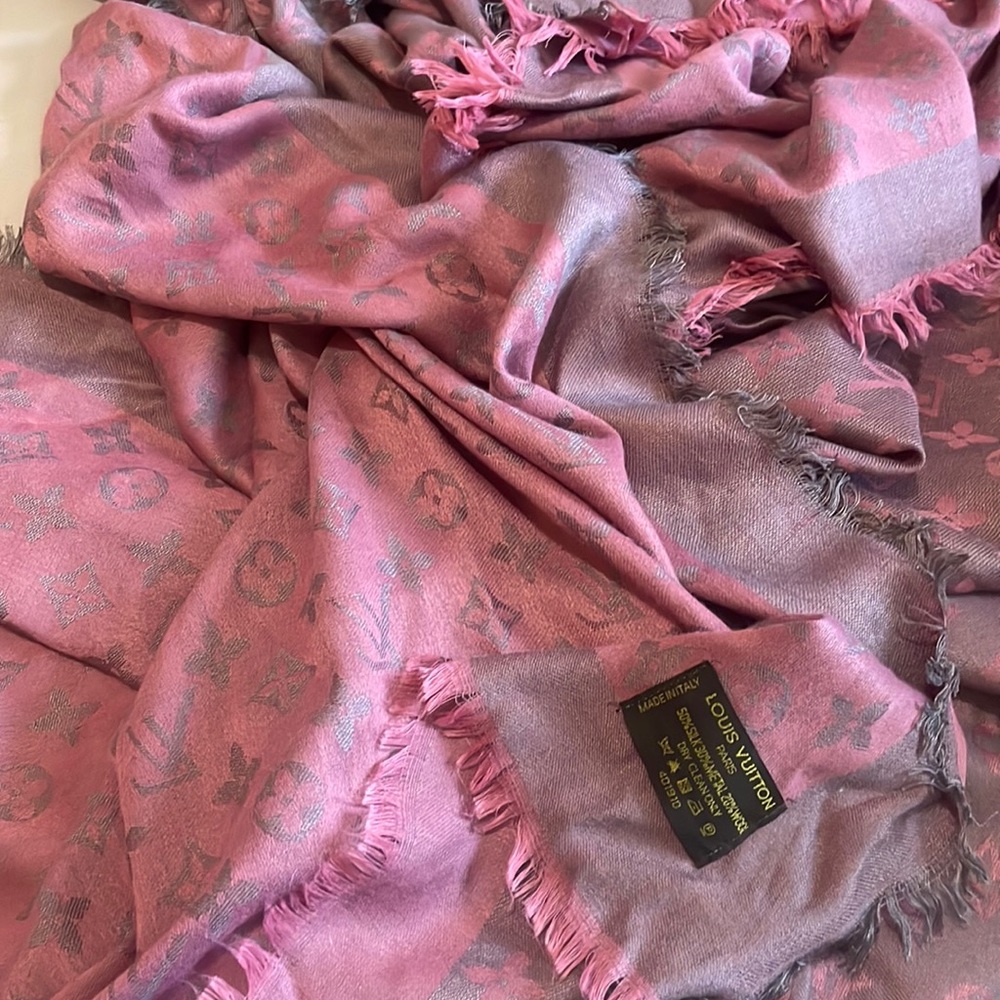 LV scarf